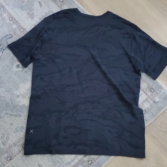 Lululemon Camo Short Sleeve Athletic Shirt Top SzXL - Picture 7 of 8
